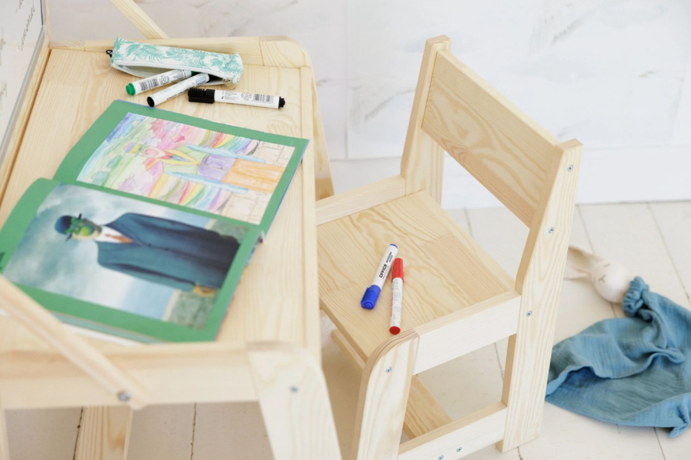 Schreibtisch und Stuhl mit Magnettafel